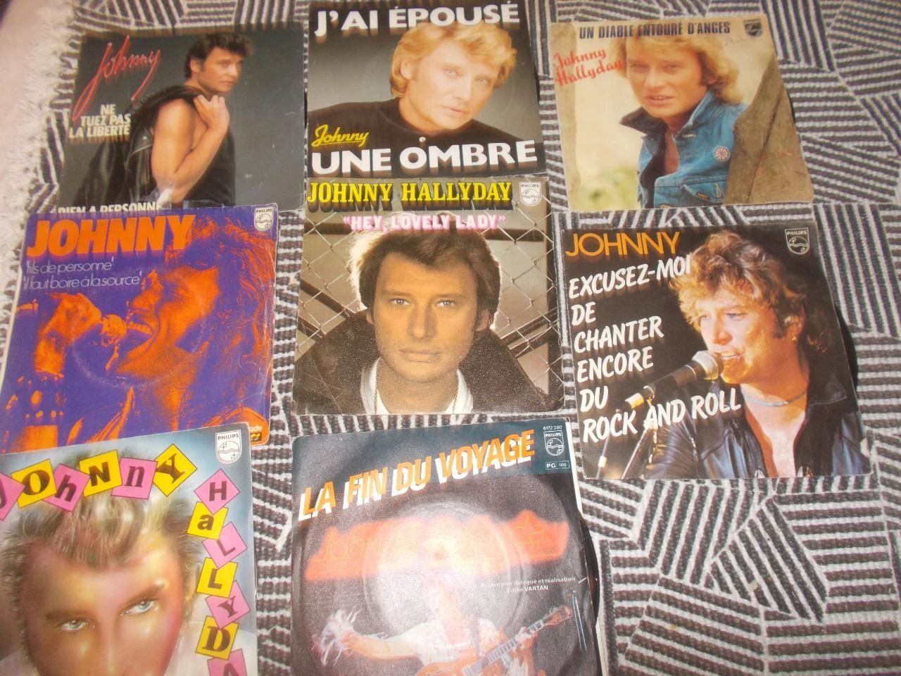 Magnífico lote de 60 discos de vinilo de 45 rpm (sencillos / EP) de Johnny Hallyday. – photo 17